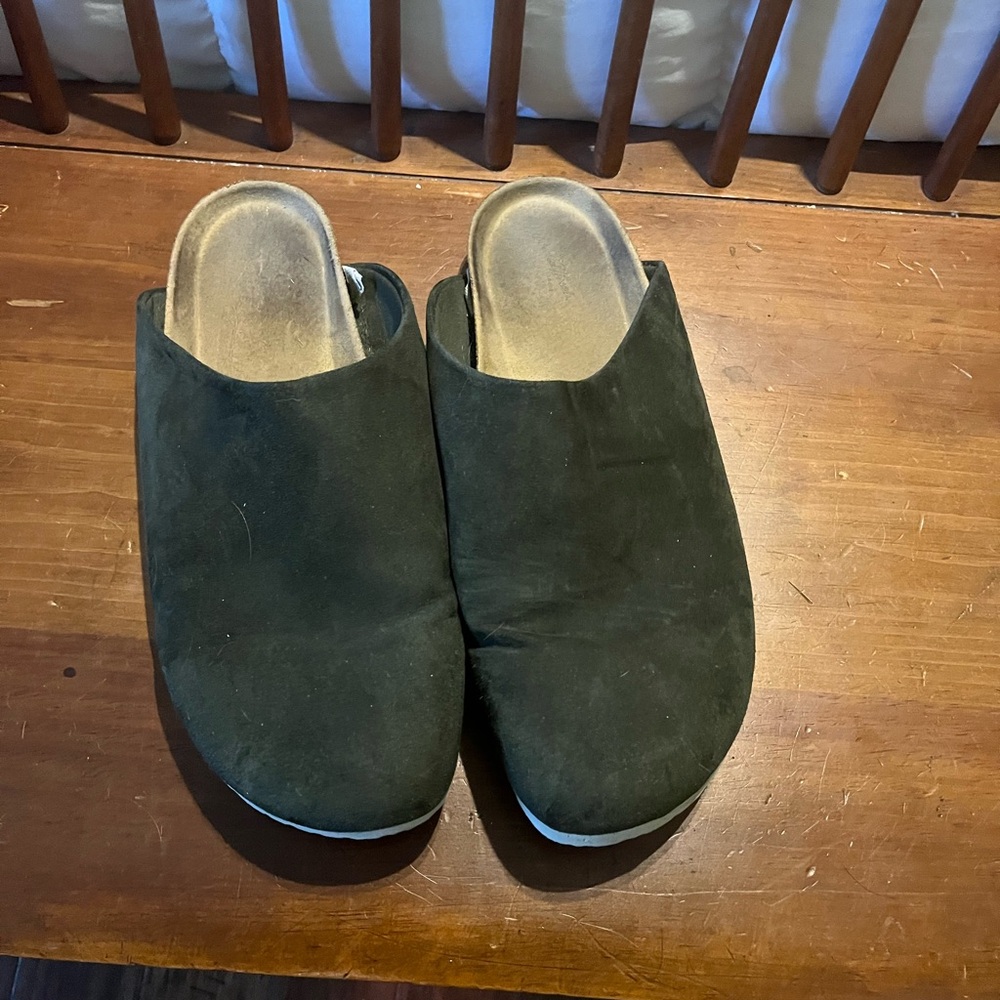 Universal thread. Size 12 Clog. Olive green.